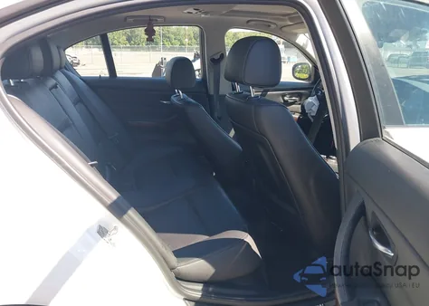 2011 BMW 328I xDrive z USA, uszkodzony, nr VIN WBAPK5C57BF126074